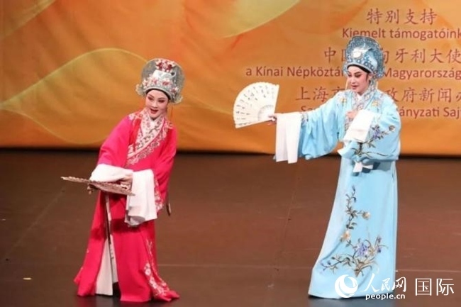 “玉蘭花開·魅力上?！弊哌M布達佩斯。葉辰亮攝