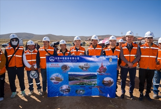 奧魯羅公路項(xiàng)目開工儀式現(xiàn)場(chǎng)，中國(guó)中鐵員工代表合影。中國(guó)中鐵供圖