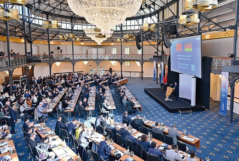 2024“投資中國”系列活動德國專場4月5日在巴登—符滕堡州首府斯圖加特市舉行，活動吸引德國工商界代表超300人參加。圖為當日拍攝的活動現(xiàn)場。 新華社記者 任鵬飛/攝