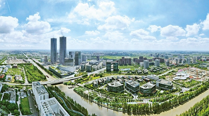 建立全國第一個國際貿易“單一窗口”，開設全國第一批自由貿易賬戶，設立全國第一家外商獨資醫(yī)院、第一家外商獨資公募基金公司、第一家外商獨資汽車制造企業(yè)……中國（上海）自由貿易試驗區(qū)掛牌以來，誕生了若干個“全國第一”，在制造業(yè)、金融業(yè)等數(shù)十個開放領域，實現(xiàn)一批全國首創(chuàng)項目落地。圖為上海自貿區(qū)張江片區(qū)（2023年9月10日攝，無人機照片）。 新華社記者 方喆/攝