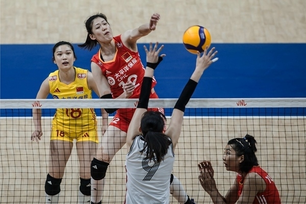 李盈瑩(上)扣球。圖片來源：國際排聯(lián)