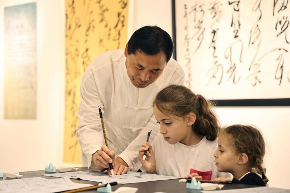 中國(guó)書法老師帶領(lǐng)現(xiàn)場(chǎng)觀眾體驗(yàn)書法。拉巴特中國(guó)文化中心供圖