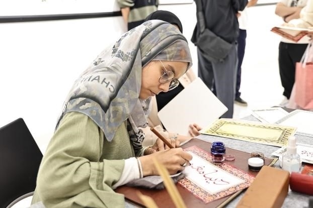 摩洛哥書法老師正在創(chuàng)作。拉巴特中國(guó)文化中心供圖