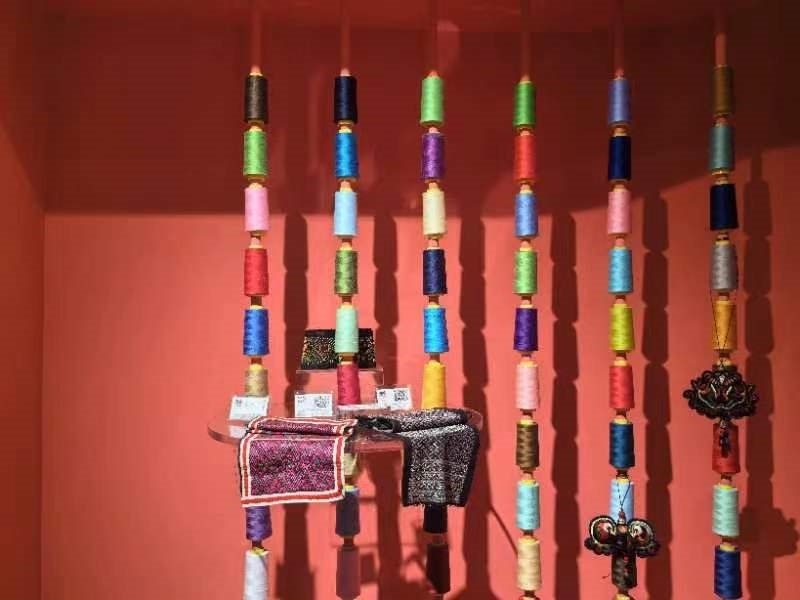 貴州省民族博物館內(nèi)展示的色彩斑斕的苗繡原材料及繡片（2024年4月27日攝）。新華社記者 楊欣 攝