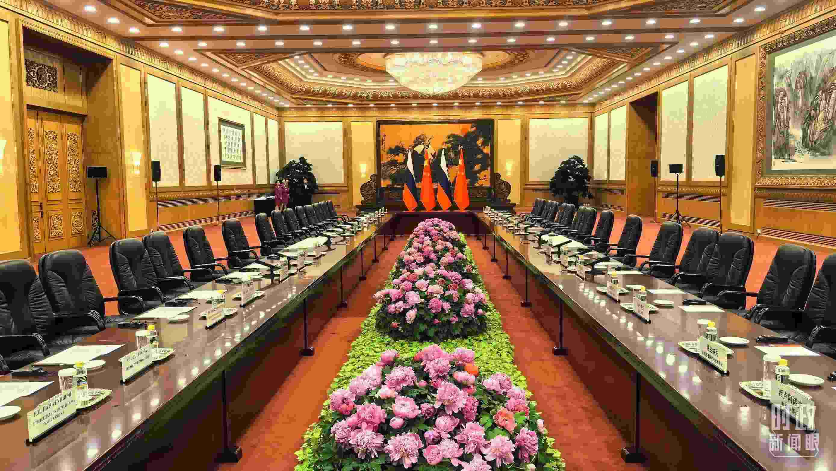 △中俄兩國(guó)元首隨后主持大范圍會(huì)談，這是會(huì)談開(kāi)始前的現(xiàn)場(chǎng)。（總臺(tái)央視記者鄂介甫拍攝）