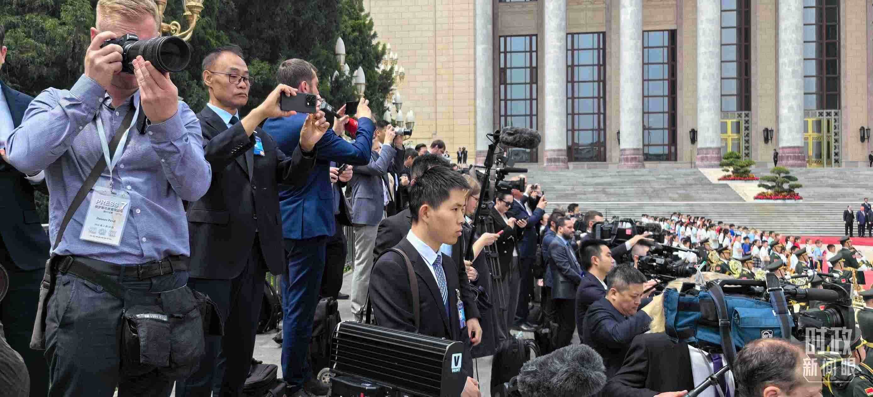 △當(dāng)天參與現(xiàn)場(chǎng)報(bào)道的中外記者。（總臺(tái)央視記者楊波、王子杭拍攝）