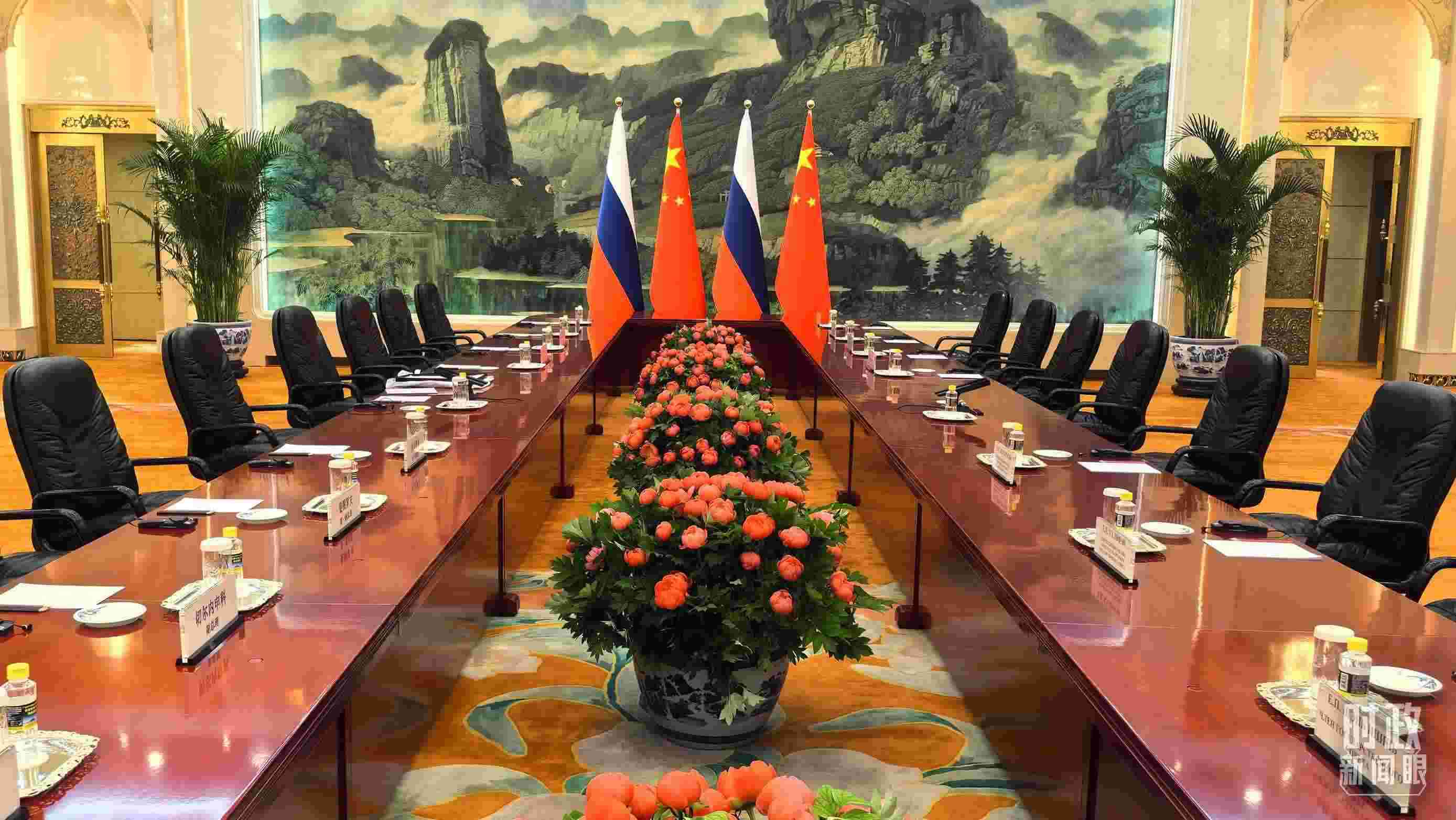 △中俄兩國(guó)元首首先舉行小范圍會(huì)談，這是會(huì)談開(kāi)始前的現(xiàn)場(chǎng)。（總臺(tái)央視記者鄂介甫拍攝）