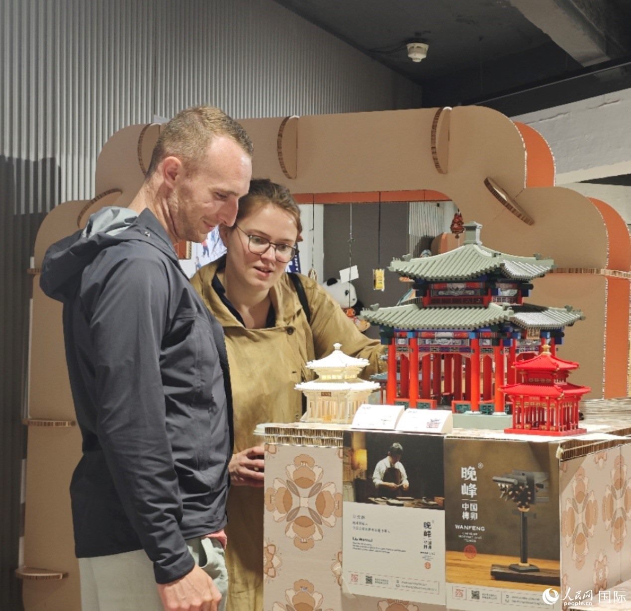 英國觀眾在欣賞中國傳統(tǒng)榫卯結(jié)構(gòu)建筑模型。邢雪攝