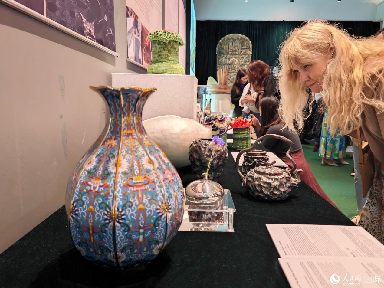 英國觀眾被中國手工藝制品所吸引。邢雪攝