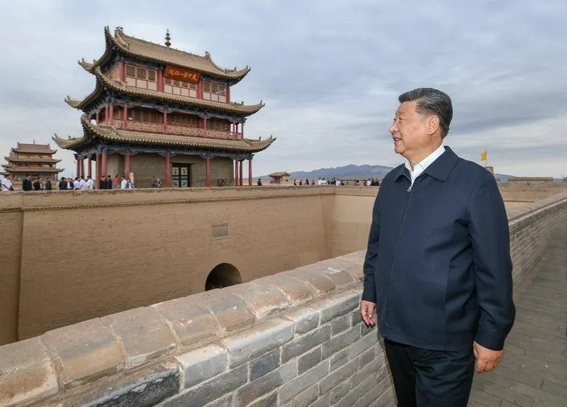 △2019年8月20日，習(xí)近平總書記來到嘉峪關(guān)關(guān)城，登上城樓察看關(guān)城整體面貌，聽取河西走廊長(zhǎng)城、關(guān)隘歷史文化情況介紹。