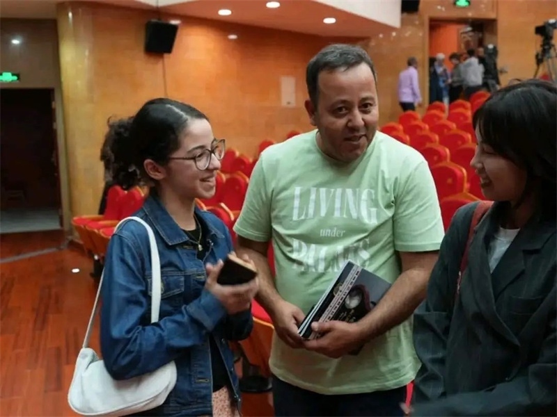 阿爾及利亞市民拉納·艾薩尼和她父親現(xiàn)場(chǎng)聆聽(tīng)中阿交響樂(lè)演出 。蘇州交響樂(lè)團(tuán)供圖