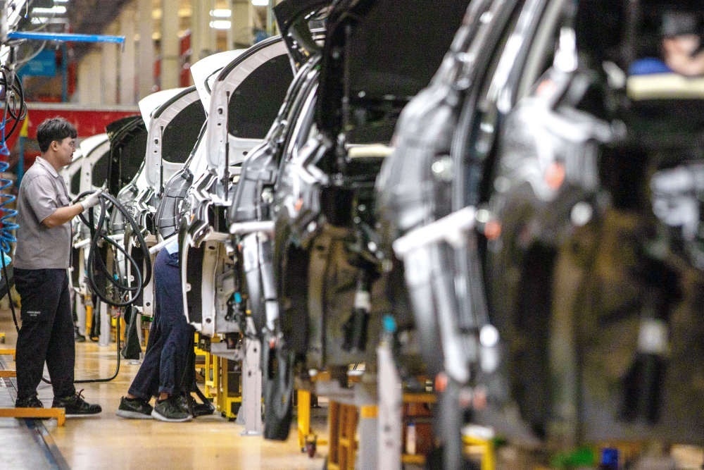 2023年9月7日，在位于泰國(guó)春武里府的上汽正大公司汽車工廠，工人在生產(chǎn)車間內(nèi)工作。新華社記者 王騰 攝