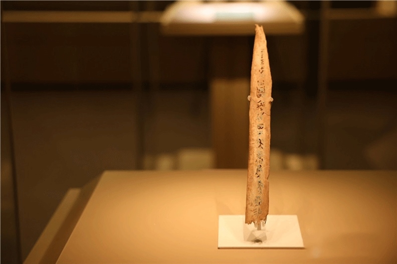 △殷墟博物館新館中展有我國博物館現(xiàn)存唯一一件文字鑲嵌綠松石甲骨。