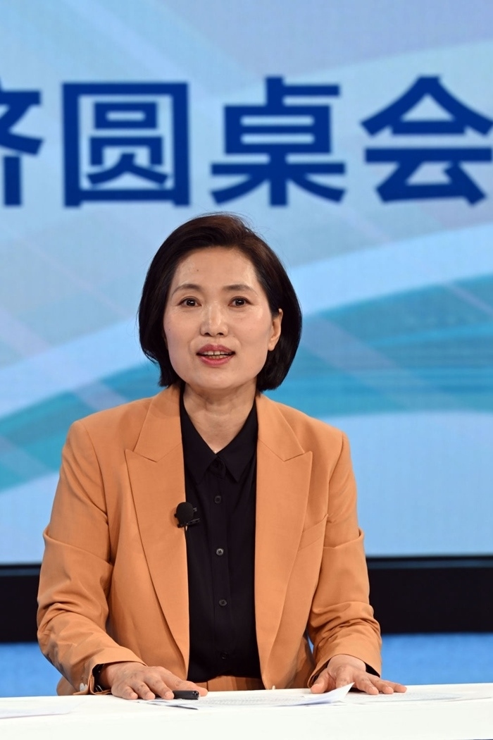 中國(guó)宏觀經(jīng)濟(jì)研究院對(duì)外經(jīng)濟(jì)研究所研究員曲鳳杰在“中國(guó)經(jīng)濟(jì)圓桌會(huì)”錄制現(xiàn)場(chǎng)交流發(fā)言。新華社記者 金良快 攝