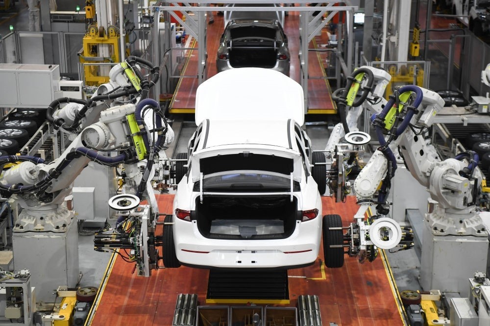 這是2024年4月24日拍攝的廣州廣汽埃安新能源汽車的全自動(dòng)化輪胎安裝工作站。新華社記者 鄧華 攝