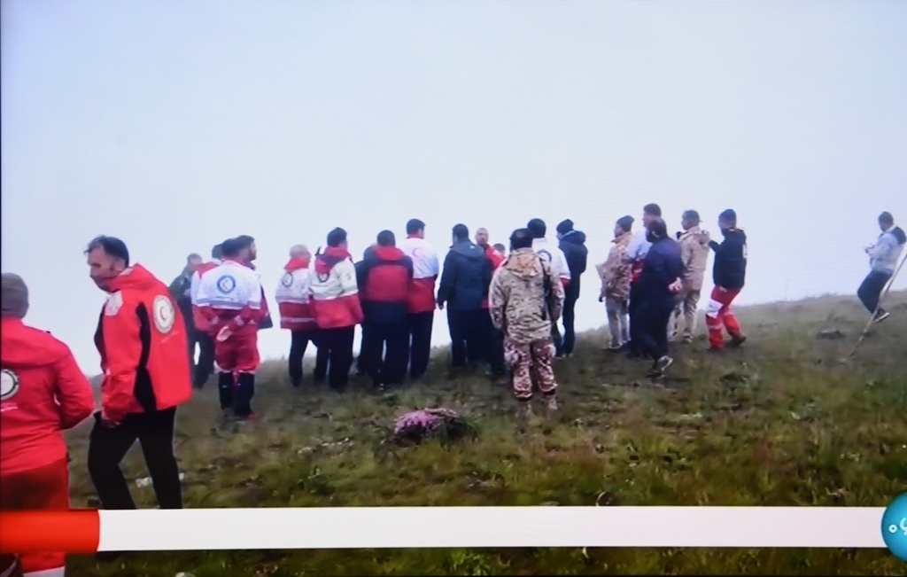 據(jù)伊朗邁赫爾通訊社5月20日報道，伊朗總統(tǒng)萊希在直升機(jī)事故中遇難。這是5月20日拍攝的伊朗國家電視臺播放的救援人員抵達(dá)事故現(xiàn)場的畫面。 新華社記者 沙達(dá)提 攝