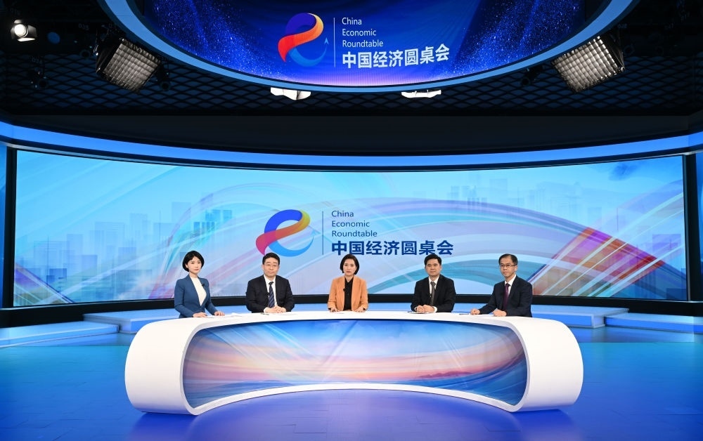 這是“中國(guó)經(jīng)濟(jì)圓桌會(huì)”錄制現(xiàn)場(chǎng)。新華社記者 金良快 攝