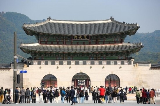 2023年10月18日，游客在韓國首爾光化門參觀。新華社記者王益亮攝