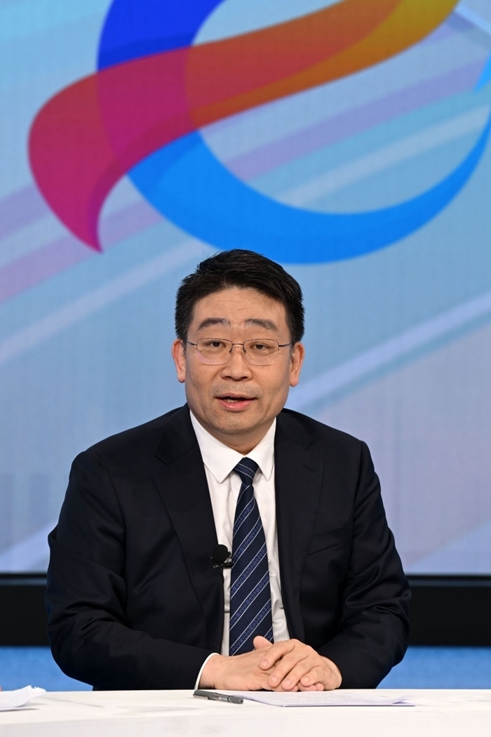 國(guó)家發(fā)展改革委產(chǎn)業(yè)司副司長(zhǎng)霍福鵬在“中國(guó)經(jīng)濟(jì)圓桌會(huì)”錄制現(xiàn)場(chǎng)交流發(fā)言。新華社記者 金良快 攝