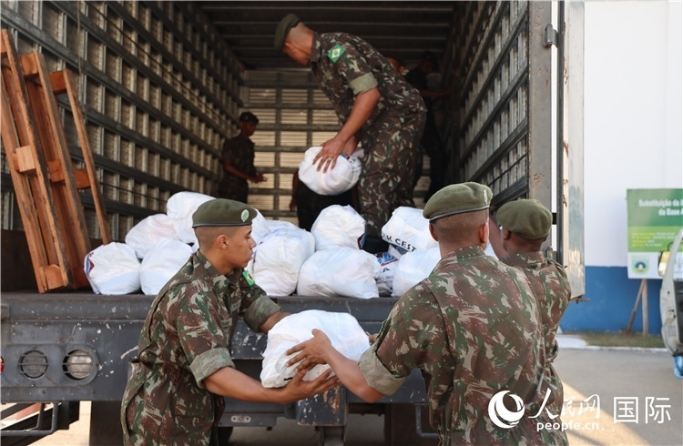 里約加利昂空軍基地，軍人在將捐贈物資裝車。人民網(wǎng)記者 時元皓攝