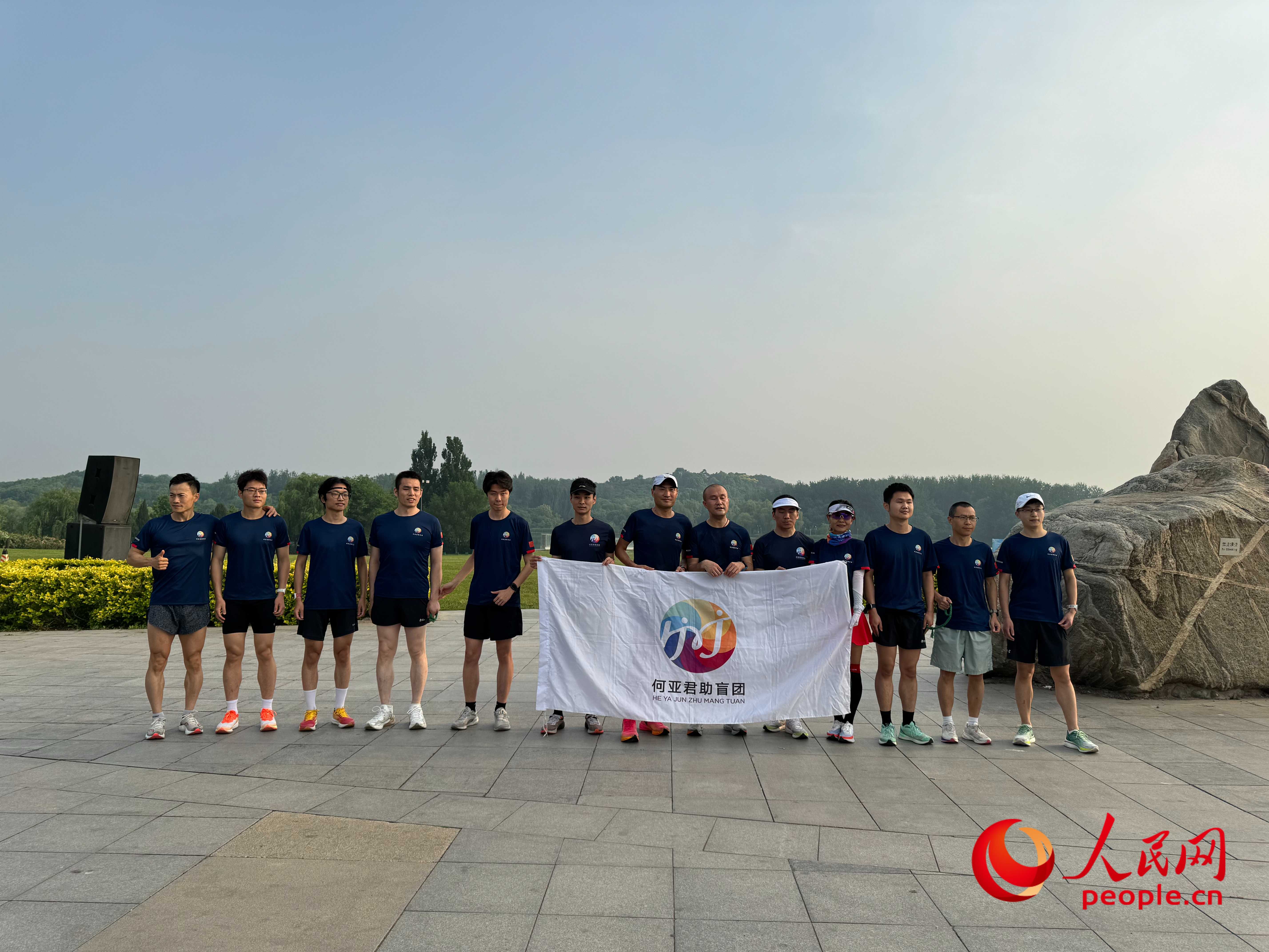 何亞君助盲團的部分成員合影。人民網(wǎng) 周靜圓攝