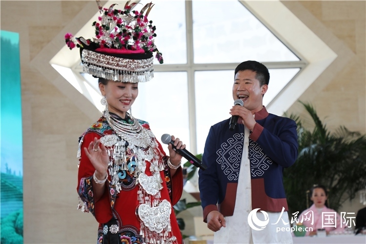 2、來自湖北的歌唱家演唱民族歌曲。 人民網(wǎng)記者 李志偉攝