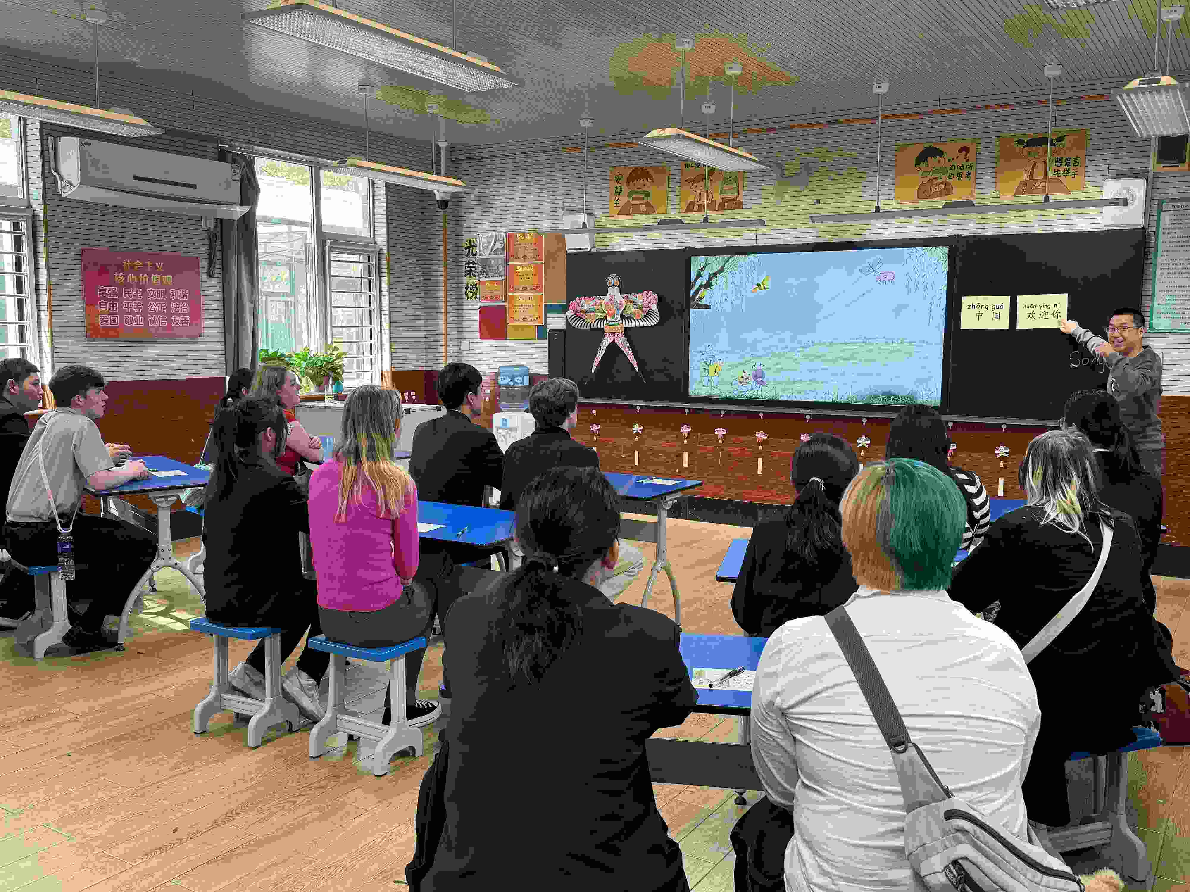 2024年4月20日，美國艾奧瓦州馬斯卡廷高中“友誼傳承”研學團來到石家莊外國語學校，中美學生同上一節(jié)中文課。