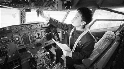  學(xué)生在西航職院實(shí)訓(xùn)基地培訓(xùn)。 王禹涵攝