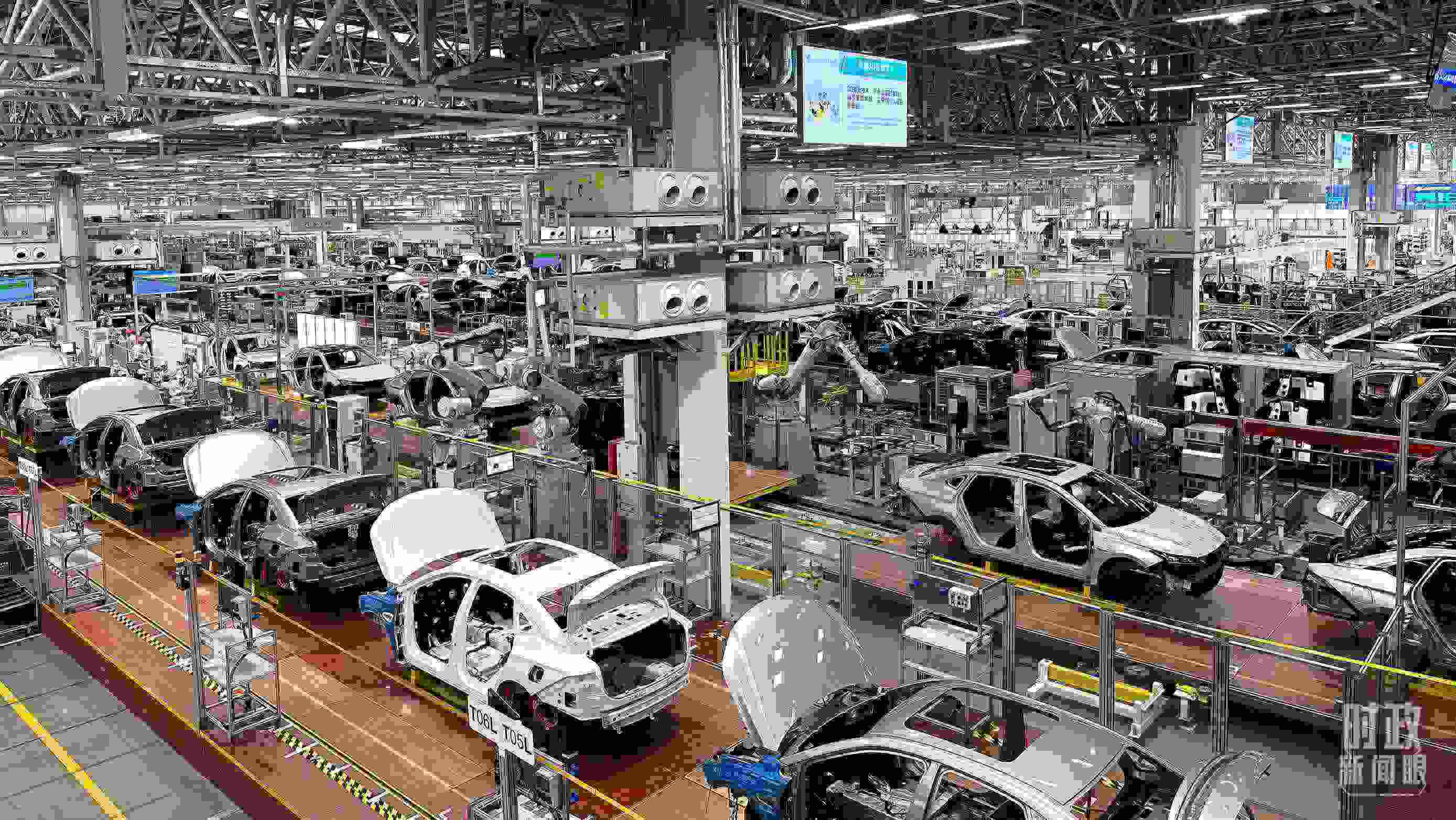 廣州廣汽埃安總裝車間智能生產(chǎn)線。2023年4月，習(xí)近平曾到這里考察。（總臺(tái)央視記者趙化拍攝）