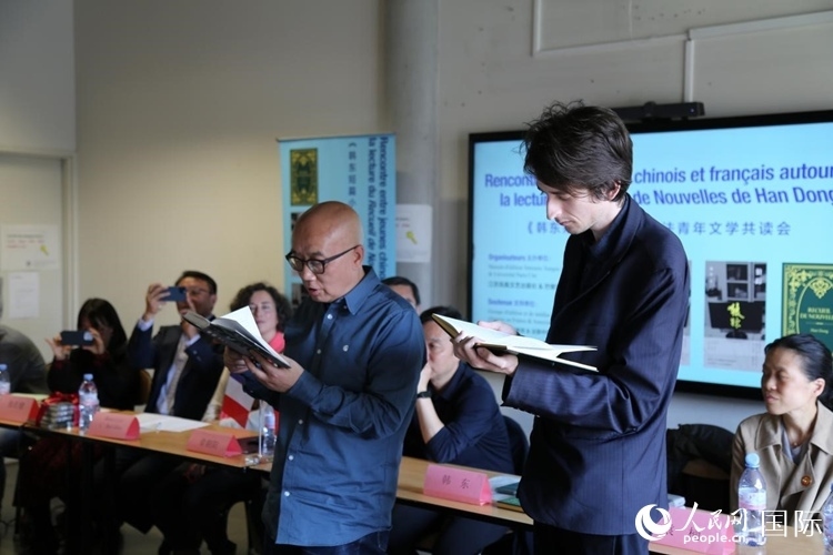 法國學(xué)子與作家韓東共讀小說選段。人民網(wǎng)記者 于超凡攝