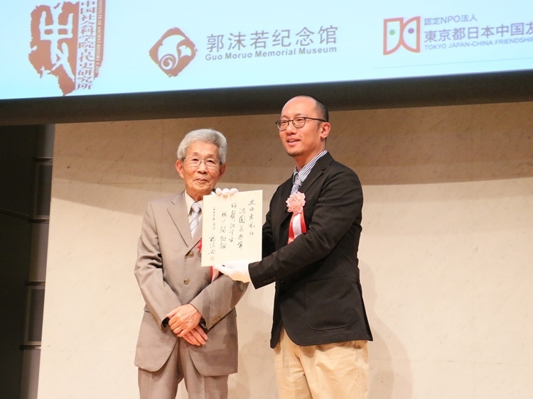 坂田昌一之子坂田文彥（左一）向郭沫若紀(jì)念館捐獻郭沫若致坂田昌一手跡。人民網(wǎng) 許可攝