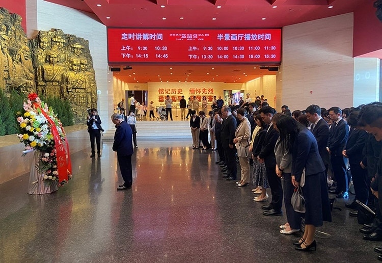 創(chuàng)價(jià)學(xué)會(huì)會(huì)長(zhǎng)原田稔及青年代表團(tuán)向中國(guó)人民抗日戰(zhàn)爭(zhēng)紀(jì)念館敬獻(xiàn)花籃。中國(guó)人民抗日戰(zhàn)爭(zhēng)紀(jì)念館供圖