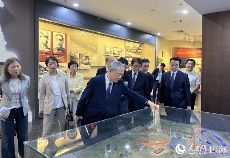 創(chuàng)價(jià)學(xué)會(huì)會(huì)長(zhǎng)原田稔（中）與青年代表團(tuán)成員訪問(wèn)中國(guó)人民抗日戰(zhàn)爭(zhēng)紀(jì)念館。人民網(wǎng)記者 陳思攝