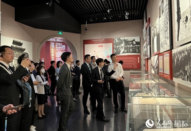 創(chuàng)價(jià)學(xué)會(huì)青年代表團(tuán)成員在中國(guó)人民抗日戰(zhàn)爭(zhēng)紀(jì)念館參觀。人民網(wǎng)記者 陳思攝