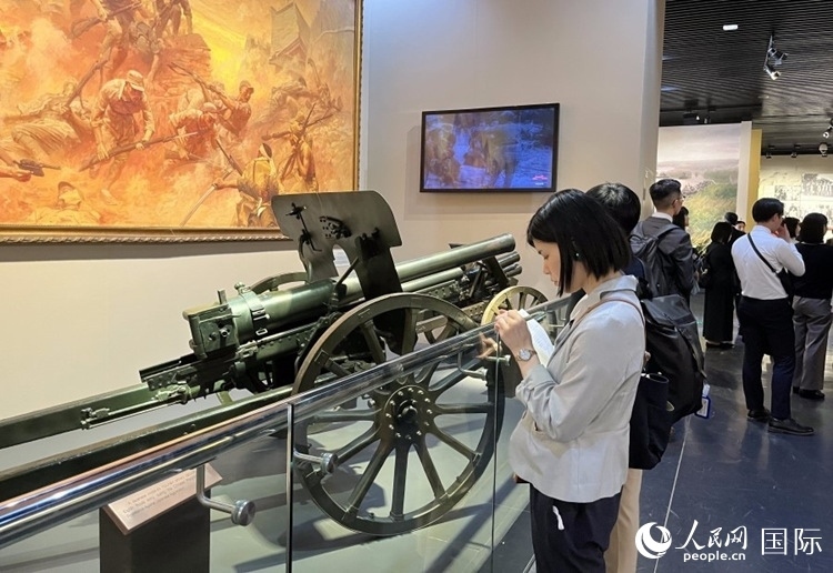 創(chuàng)價(jià)學(xué)會(huì)青年代表團(tuán)成員在中國(guó)人民抗日戰(zhàn)爭(zhēng)紀(jì)念館參觀。人民網(wǎng)記者 陳思攝