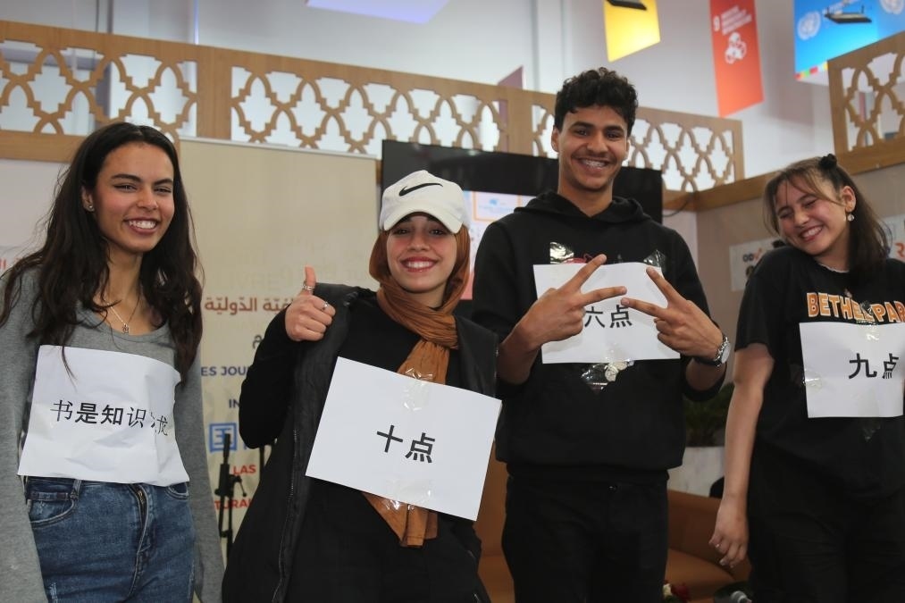 2024年4月24日，突尼斯高中生在首都突尼斯市舉辦的突尼斯國(guó)際書(shū)展上表演漢語(yǔ)節(jié)目。新華社發(fā)（阿代爾攝）