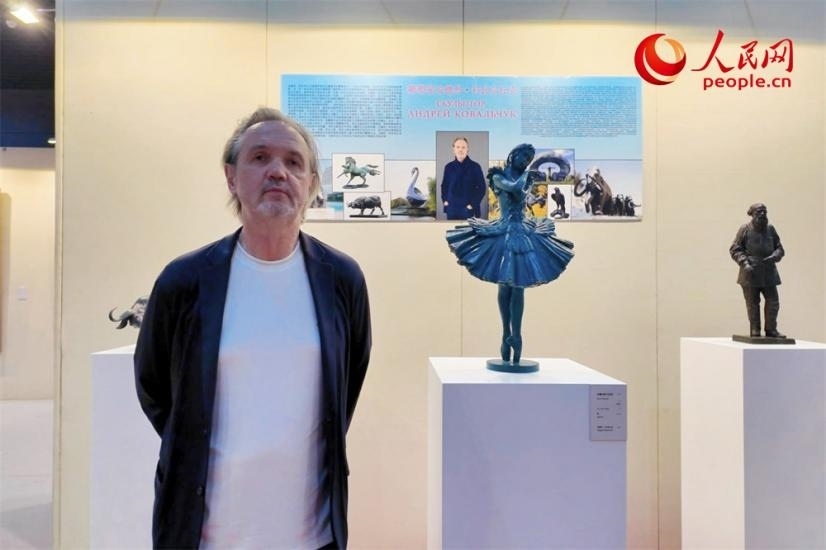 俄羅斯人民藝術(shù)家、俄羅斯美協(xié)主席安德烈·科瓦爾丘克正在接受人民網(wǎng)的采訪。人民網(wǎng)記者 劉微攝