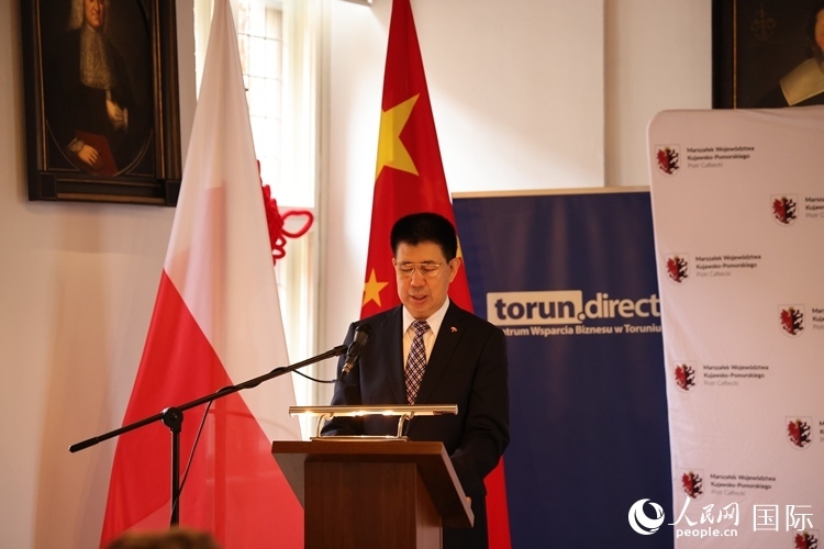 :孫霖江大使在開(kāi)幕式現(xiàn)場(chǎng)致辭。人民網(wǎng)記者 禹麗敏攝