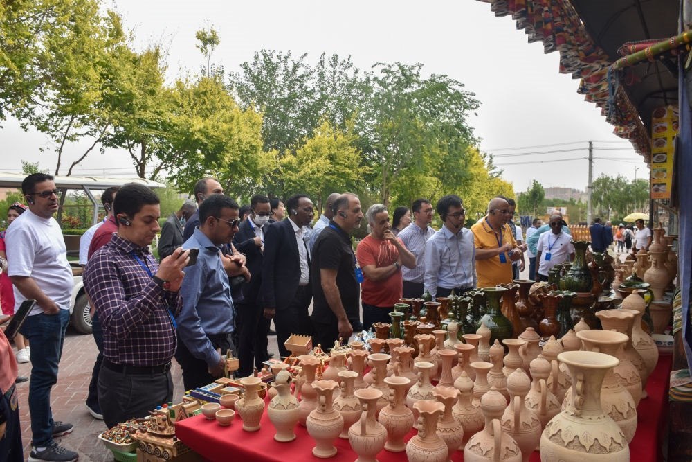 2023年5月31日，阿拉伯國家聯(lián)盟代表團一行在新疆喀什古城參觀訪問。新華社記者 高晗 攝