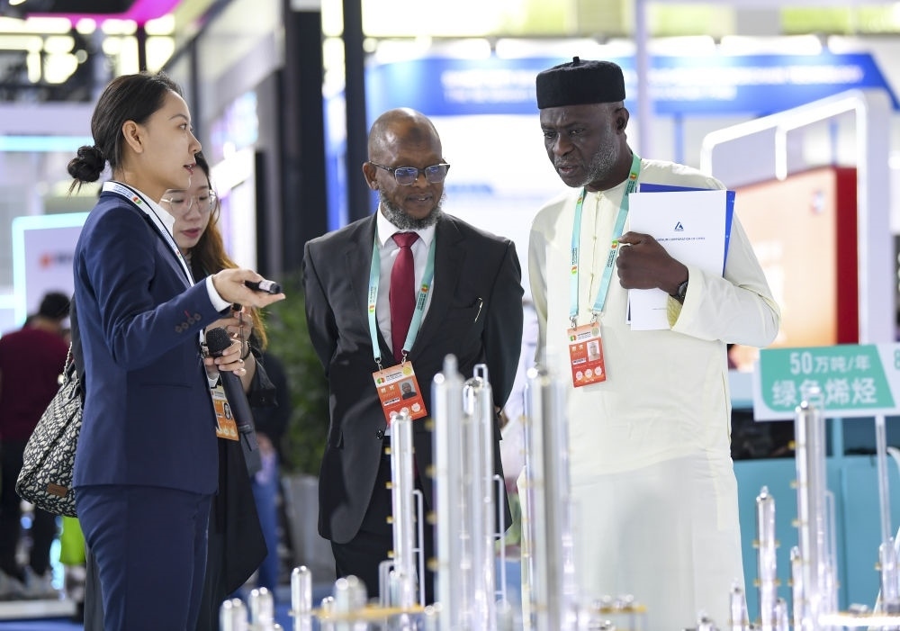 2023年9月22日，嘉賓在第六屆中阿博覽會上了解清潔能源項目。新華社記者 馮開華 攝