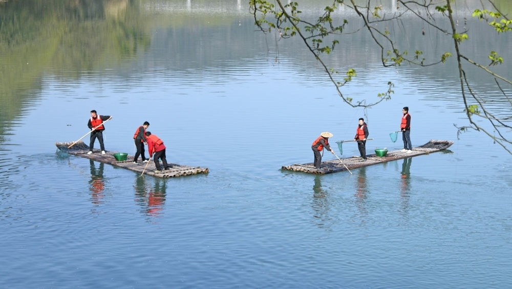 浙江省臺(tái)州市仙居縣步路鄉(xiāng)黨員志愿者與河長一起在永安溪巡河護(hù)水，清理雜物垃圾（2024年3月20日攝）。新華社發(fā)（王華斌攝）