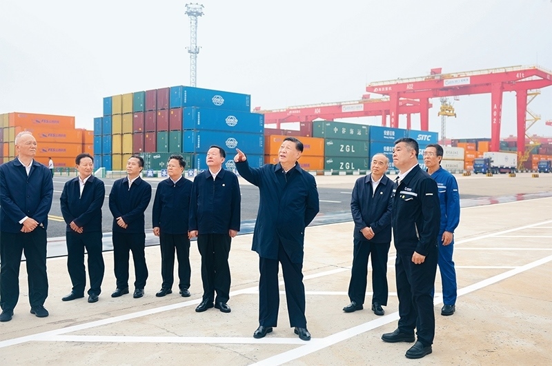 2024年5月22日至24日，中共中央總書記、國家主席、中央軍委主席習近平在山東考察。這是22日下午，習近平在日照港察看全自動化集裝箱碼頭作業(yè)場景。 新華社記者 鞠鵬/攝