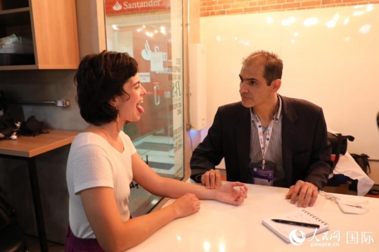 在巴西米納斯吉拉斯州首府貝洛奧里藏特開辦診所的中醫(yī)師保羅·貢扎爾韋斯，正在把脈并觀察舌苔。人民網(wǎng)記者 陳一鳴攝