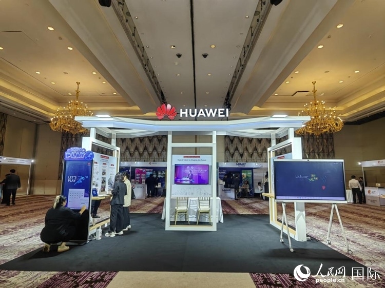 峰會現(xiàn)場，由泰國政府、中泰高校和客戶伙伴搭建的人才雙選會和伙伴展臺開放。人民網(wǎng)記者 楊一攝