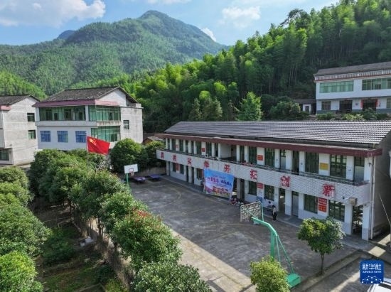 這是5月28日拍攝的湖南省衡陽市衡陽縣岣嶁鄉(xiāng)妙溪小學(xué)（無人機(jī)照片）。