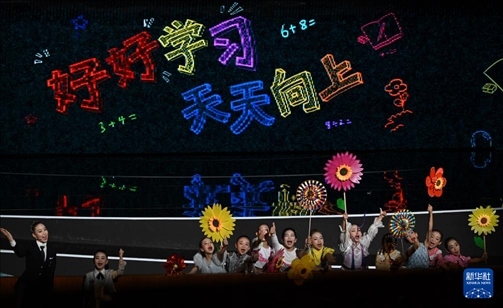 6月1日，演員在“我和祖國(guó)一起成長(zhǎng)”主題演出活動(dòng)中表演。新華社記者 金良快 攝