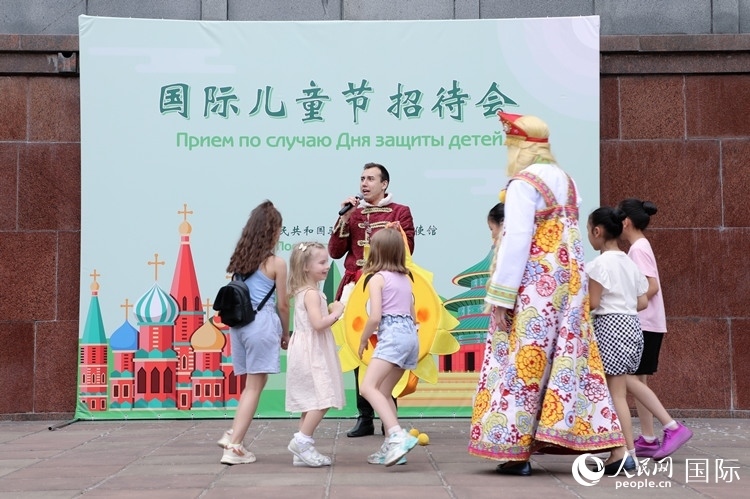 中俄兩國小朋友共同參與互動游戲。人民網(wǎng)記者 隋鑫攝