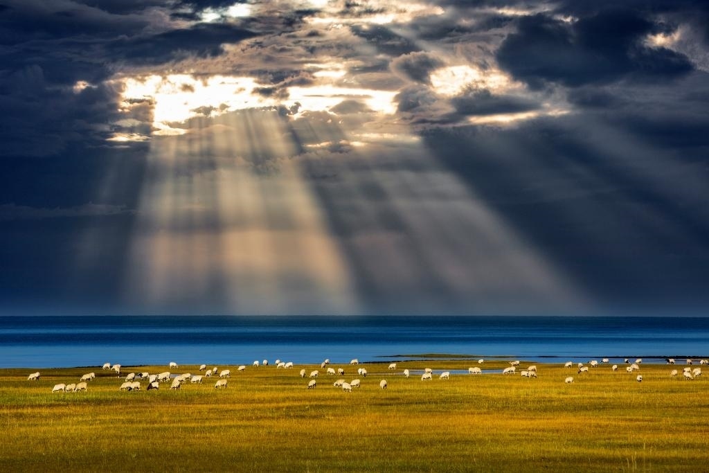 這是2022年9月21日在海北藏族自治州海晏縣拍攝的青海湖一角。（通聯(lián)照片 焦生福 攝）