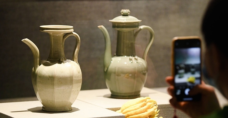 2021年9月14日，浙江省博物館，觀眾在拍攝北宋龍泉窯執(zhí)壺（左）和龍泉青瓷藝人劉杰制作的執(zhí)壺。