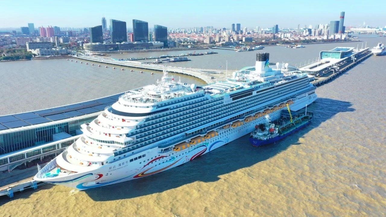 △2024年1月1日，國產(chǎn)首艘大型郵輪“愛達(dá)·魔都號”從上海吳淞口國際郵輪港開啟商業(yè)首航。